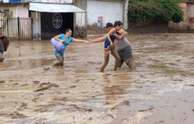 Reportan seis desaparecidos tras el desbordamiento de ríos en el centro del país