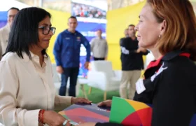 Presidenta Rodríguez otorga financiamiento a emprendedores de La Guaira afectados por sismos