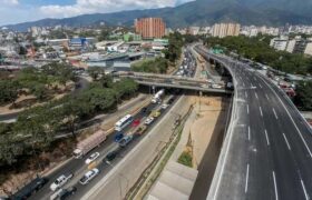 Tránsito vehicular fluye con total normalidad en la autopista Valle-Coche