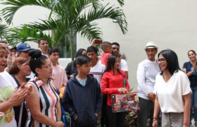 Presidenta Delcy Rodríguez encabeza entrega de nuevas viviendas a familias afectadas por los sismos