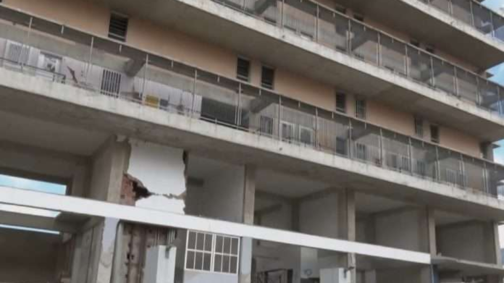 Obras-en-edificios-afectados-por-los-terremotos-en-la-avenida-Bolivar-de-Caracas-696x402