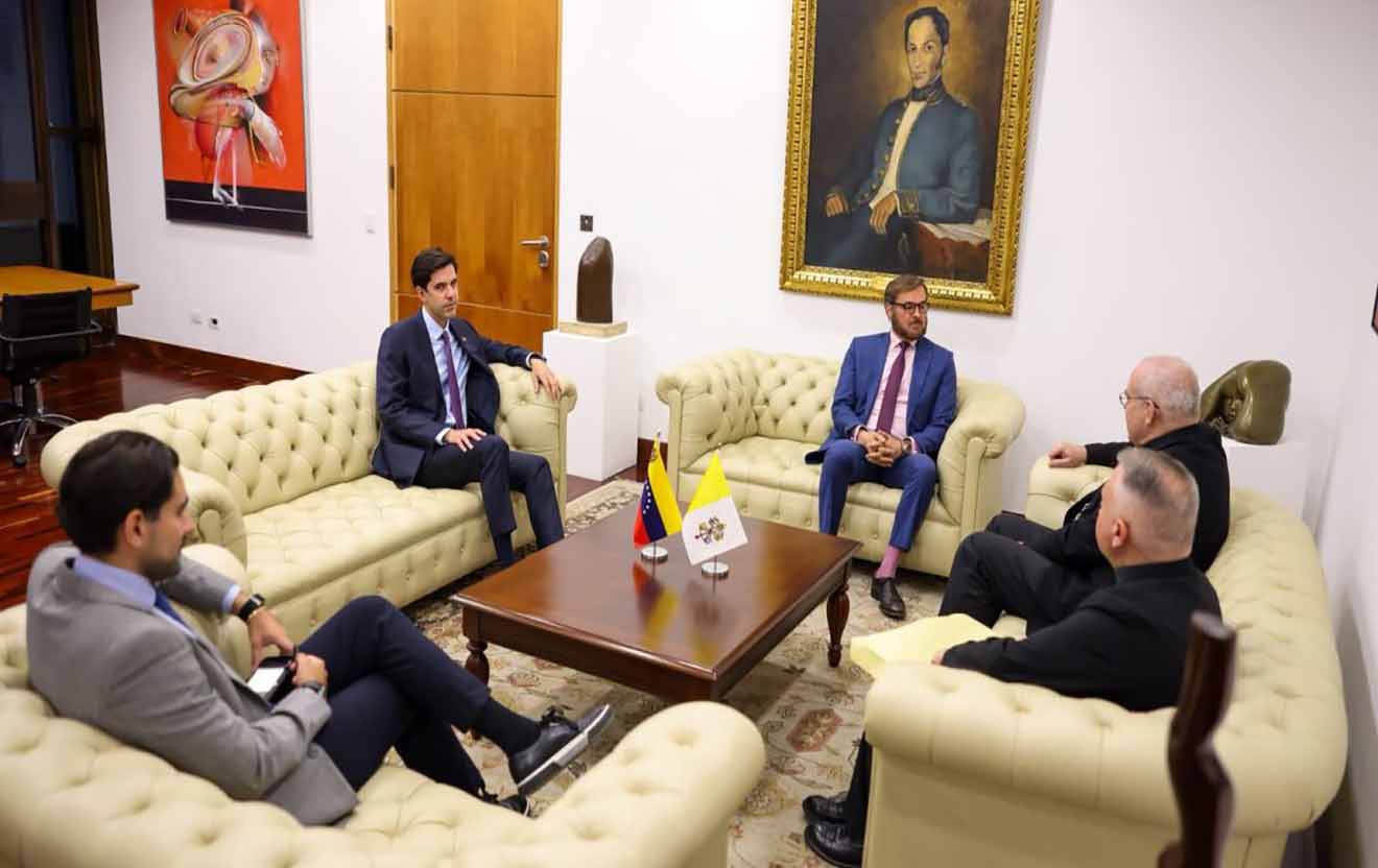 Representantes de Venezuela y la Santa Sede
