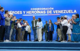 Presidenta Delcy Rodríguez otorgó medalla «Héroe de Venezuela» a servidores públicos que participaron en atención a víctimas de terremotos