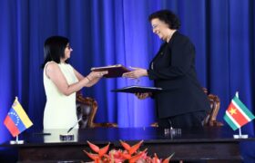 Presidenta Delcy Rodríguez y mandataria Jennifer Simons lideron firma de acuerdos durante visita oficial a Surinam
