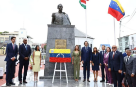 Presidenta Rodríguez encabezó ofrenda floral ante monumento de Simón Bolívar en Surinam