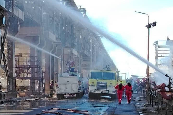 Controlan incendio registrado en la Refinería Cardón tras rotura de línea de gas natural